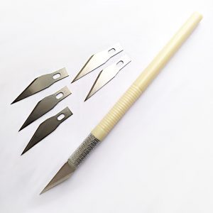 Нож с пластиковой ручкой